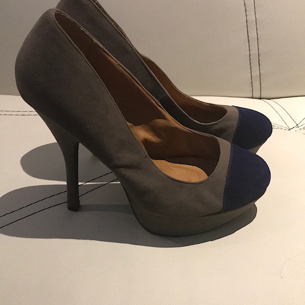 very pretty shoes in gray and blue suede
